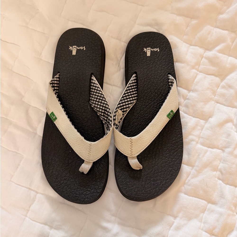 Sanuk Black and Cream Sandals size 7